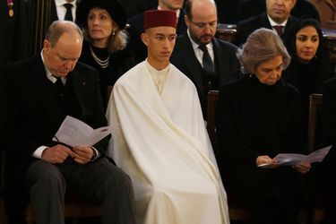 Le prince Moulay El Hassan du Maroc, entre le prince Albert II de Monaco et l'ex-reine Sofia d'Espagne, à Dreux le 2 février 2019