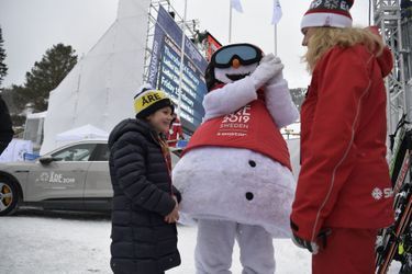 La princesse Estelle de Suède avec la mascotte des Mondiaux de ski alpin à Are, le week-end des 9 et 10 février 2019