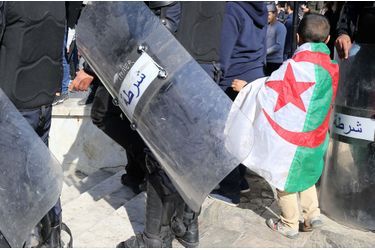 Malgré la police, nouvelle manifestation à Alger contre un 5e mandat de Bouteflika