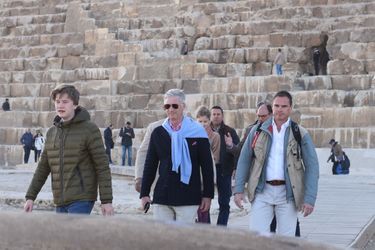 Le roi des Belges Philippe, le prince Gabriel et la princesse Elisabeth de Belgique sur le site de Gizeh en Egypte, le 5 janvier 2019