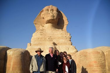 La famille royale de Belgique avec Dr Zahi Hawass sur le site de Gizeh en Egypte, le 5 janvier 2019