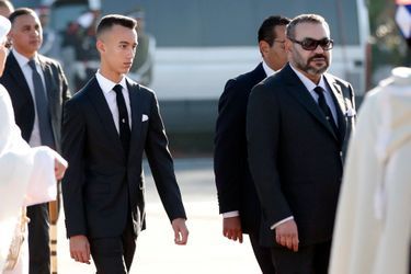 Le prince Moulay El Hassan du Maroc avec son père le roi Mohammed VI, à Rabat le 13 février 2019