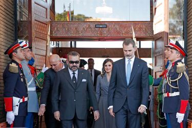 La reine Letizia et le roi Felipe VI d'Espagne avec le roi Mohammed VI du Maroc à l'aéroport de Rabat-Salé, le 13 février 2019