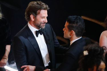 Bradley Cooper embrasse Rami Malek.