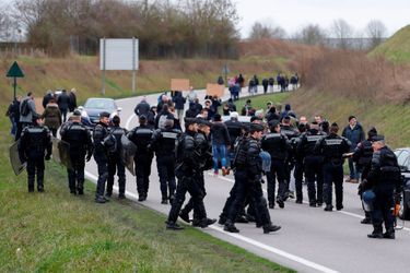 Des gendarmes aux abords de Grand Bourgtheroulde, mardi.