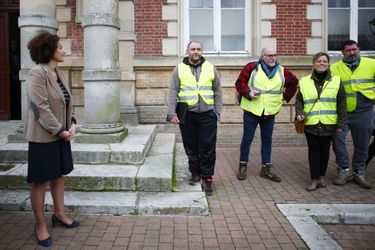 Emmanuelle Wargon rencontre des «gilets jaunes» à la mairie de Grand Bourgtheroulde, mardi.