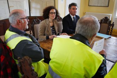 Emmanuelle Wargon rencontre des «gilets jaunes» à la mairie de Grand Bourgtheroulde, mardi.