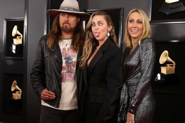 Miley Cyrus entourée de ses parents, Billy Ray et Tish Cyrus 