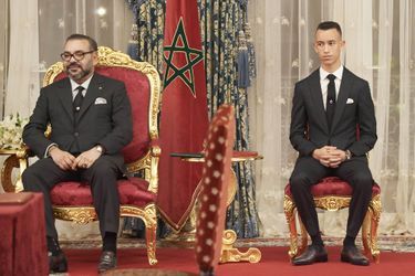 Le prince Moulay El Hassan du Maroc avec son père le roi Mohammed VI, à Rabat le 13 février 2019