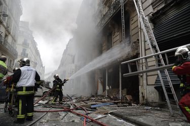 Plusieurs personnes ont été blessées, dont certaines grièvement, des voitures renversées et des vitrines soufflées samedi matin à Paris par une explosion très forte survenue dans un immeuble où des pompiers intervenaient pour une fuite de gaz.
