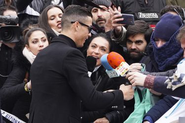 La star portugaise Cristiano Ronaldo a été condamné à deux ans de prison, une peine commuée en une amende de 18,8 millions d'euros pour fraude fiscale ce mardi. Convoqué au tribunal à Madrid, l'ancien attaquant du Real Madrid a fait le show, sourire figé de rigueur et selfies avec les fans. 