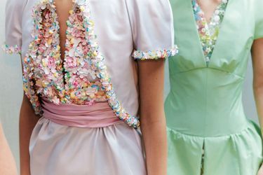Chanel Robes en satin brodées de perles et de pétales de fleurs en PVC teints à la main.