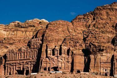 En Jordanie, Pétra, avec ses palais sculptés dans la montagne, achève le périple.