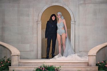 Virginie Viard, directrice du studio de création chez Chanel, apparaît à la place de Karl Lagerfeld au bras de la mariée en maillot de bain.