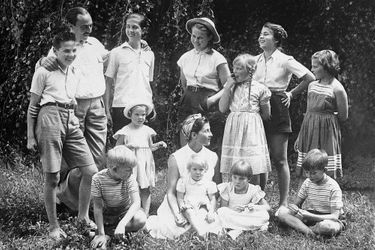 Henri d&#039;Orléans, avec ses parents et ses frères et soeurs, dans les années 1950