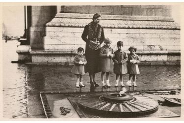 Henri d&#039;Orléans,avec sa mère, sa soeur aînée et ses deux frères cadets, en 1937