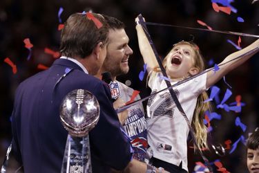 Tom Brady fête sa victoire au Super Bowl avec sa fille Vivian dans les bras, le 3 février 2019 à Atlanta (Géorgie). 