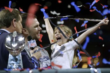 Tom Brady fête sa victoire au Super Bowl avec sa fille Vivian dans les bras, le 3 février 2019 à Atlanta (Géorgie). 