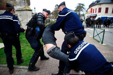 Un manifestant arrêté par les gendarmes à Grand Bourgtheroulde, mardi, durant la visite d'Emmanuel Macron.