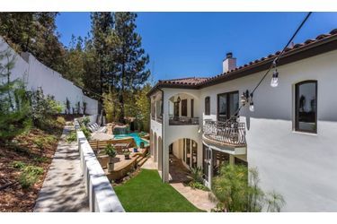 Vanessa Hudgens vend sa villa de Studio City pour 3,8 millions de dollars. Février 2019.