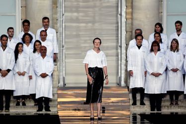 La directrice artistique Clare Waight Keller, au défilé Givenchy le 1er juillet 2018.