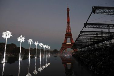 Défilé Yves Saint-Laurent au pied de la Tour Eiffel, le 26 septembre 2018. 