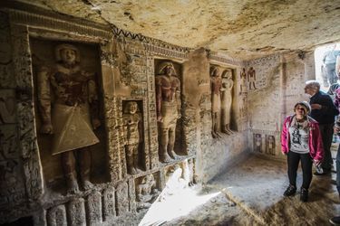 Dans la tombe du prêtre nommé "Wahtye" contient des scènes montrant le propriétaire de la tombe avec sa mère, sa femme et sa famille, de même qu'un certain nombre de niches avec de grandes statues colorées du défunt et sa famille. 24 statues sont également présentes.