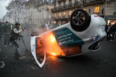 Plusieurs incidents se sont produits sur le boulevard Saint-Germain, en plein centre de Paris, au cours de la manifestation des "gilets jaunes". 