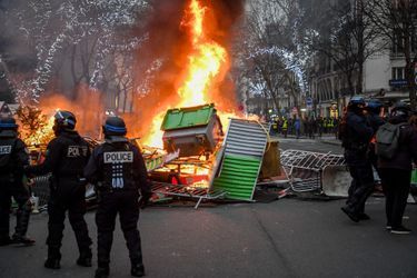 Plusieurs incidents se sont produits sur le boulevard Saint-Germain, en plein centre de Paris, au cours de la manifestation des "gilets jaunes". 