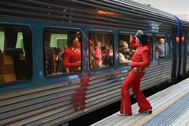 Des fans du "King" embarquent à bord du "Elvis Express" en gare de Sydney, le 10 janvier 2019. 
