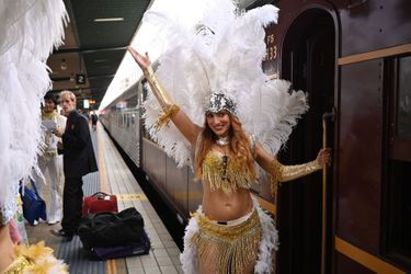 Des fans du "King" embarquent à bord du "Elvis Express" en gare de Sydney, le 10 janvier 2019. 