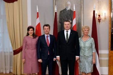 La princesse Mary et le prince Frederik de Danemark avec le couple présidentiel letton à Riga, le 6 décembre 2018