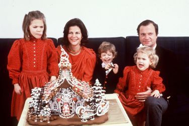 La reine Silvia de Suède avec le roi Carl XVI Gustaf et leurs trois enfants, en décembre 1984