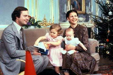 La reine Silvia de Suède avec le roi Carl XVI Gustaf, la princesse Victoria et le prince Carl Philip, en décembre 1979