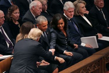 Poignée de mains entre Donald Trump et Michelle Obama, à Washington