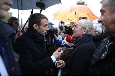 7 novembre 2018. Lors de son itinérance mémorielle, Emmanuel Macron s'apprête à visiter un EHPAD à Rozoy-sur-Serre et s'entretient avec des badauds. 