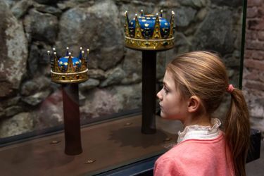La princesse Estelle de Suède devant la couronne des princesses Madeleine et Adrienne et du prince Nicolas, et celle du prince Alexander, à Stockholm le 8 janvier 2019