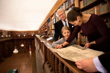 Les princesses Estelle et Victoria et le roi Carl XVI Gustaf de Suède dans la bibliothèque Bernadotte à Stockholm, le 21 janvier 2019
