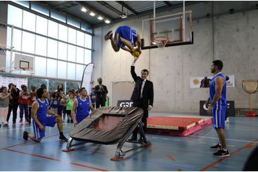 27 février 2018. Au gymnase Jesse Owens de Villetaneuse, Emmanuel Macron prend part à une démonstration de basketteurs acrobatiques. 