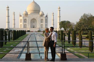 11 mars 2018. Emmanuel Macron et son épouse Brigitte posent devant le Taj Mahal. 