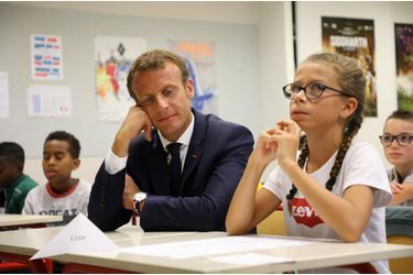 3 septembre 2018.  Emmanuel Macron assiste à la rentrée scolaire dans un collège de Laval. 