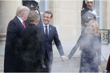 10 novembre 2018. A l'Elysée, Emmanuel et Brigitte Macron raccompagnent Donald et Melania Trump dans la fumée de la Cadillac "The Beast". 