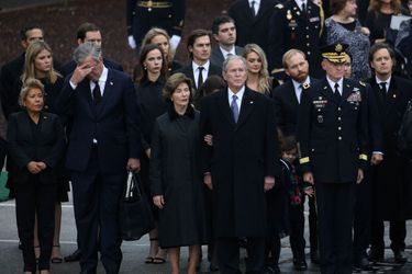 La famille Bush devant le convoi transportant le cercueil de George W.H. Bush