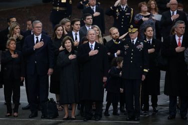 La famille Bush devant le convoi transportant le cercueil de George W.H. Bush
