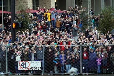 La foule salue le cercueil de George W.H. Bush