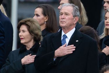 George W. Bush devant le convoi transportant le cercueil de son père, George W.H. Bush