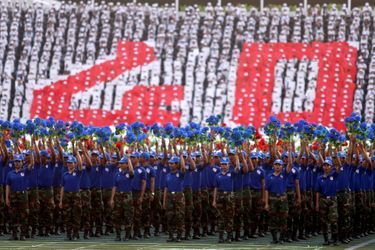 Ancien Khmer rouge, Hun Sen, au pouvoir depuis plus de trente ans, a organisé une grande cérémonie de commémoration de la chute du régime khmer rouge qui a fait près de deux millions de morts entre 1975 et 1979.