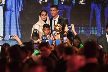 Cristiano Ronaldo élu meilleur joueur de l'année 2018 au Globe Soccer Awards à Dubaï pour la plus grande fierté de sa compagne Georgina Rodriguez et son fils Cristiano Jr.
