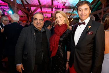 Le Cheikh Salman bin Khalifa Al Khalifa avec la princesse Tatiana de Grèce et du Danemark et Henri Estramant, directeur de Royal Bridges, à Davos le 23 janvier 2019 