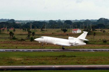 L'avion s'envole de l'aéroport de La Paz.
